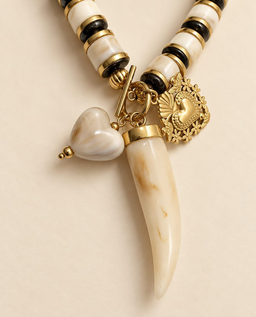 Collar Amuleto Crema