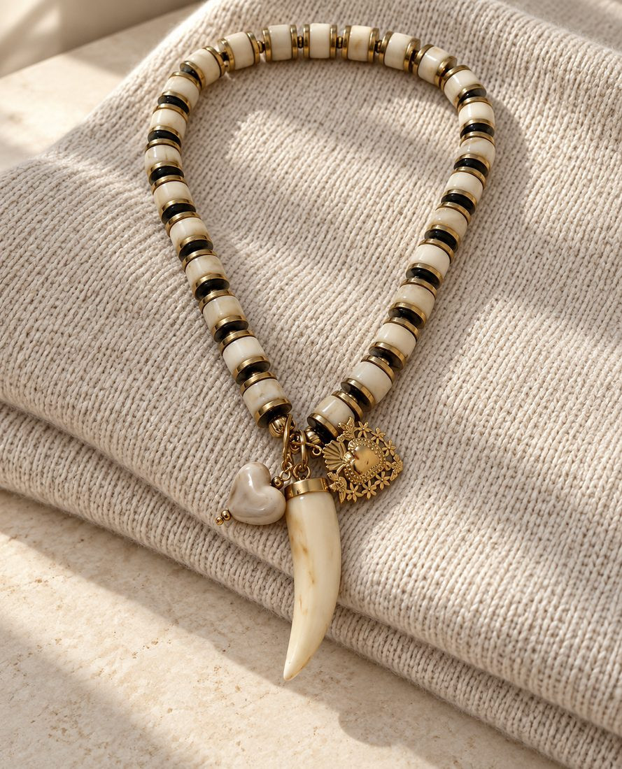 Collar Amuleto Crema