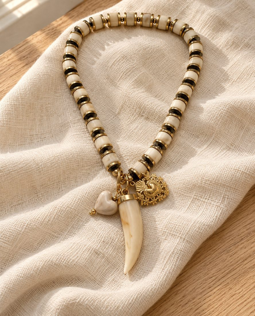 Collar Amuleto Crema