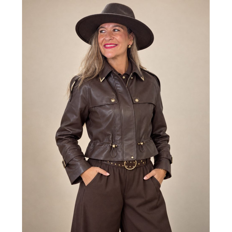 Chaqueta Selene marrón combinada con pantalón fluido y cinturón