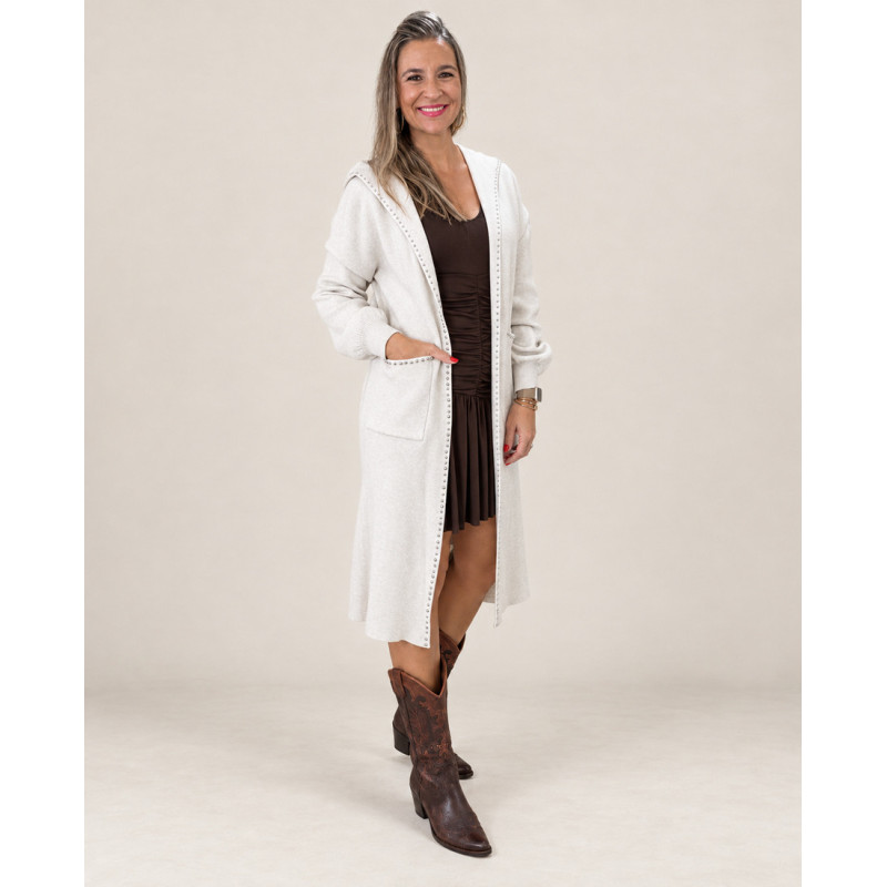 Cárdigan largo color perla sobre vestido corto marrón con botas altas