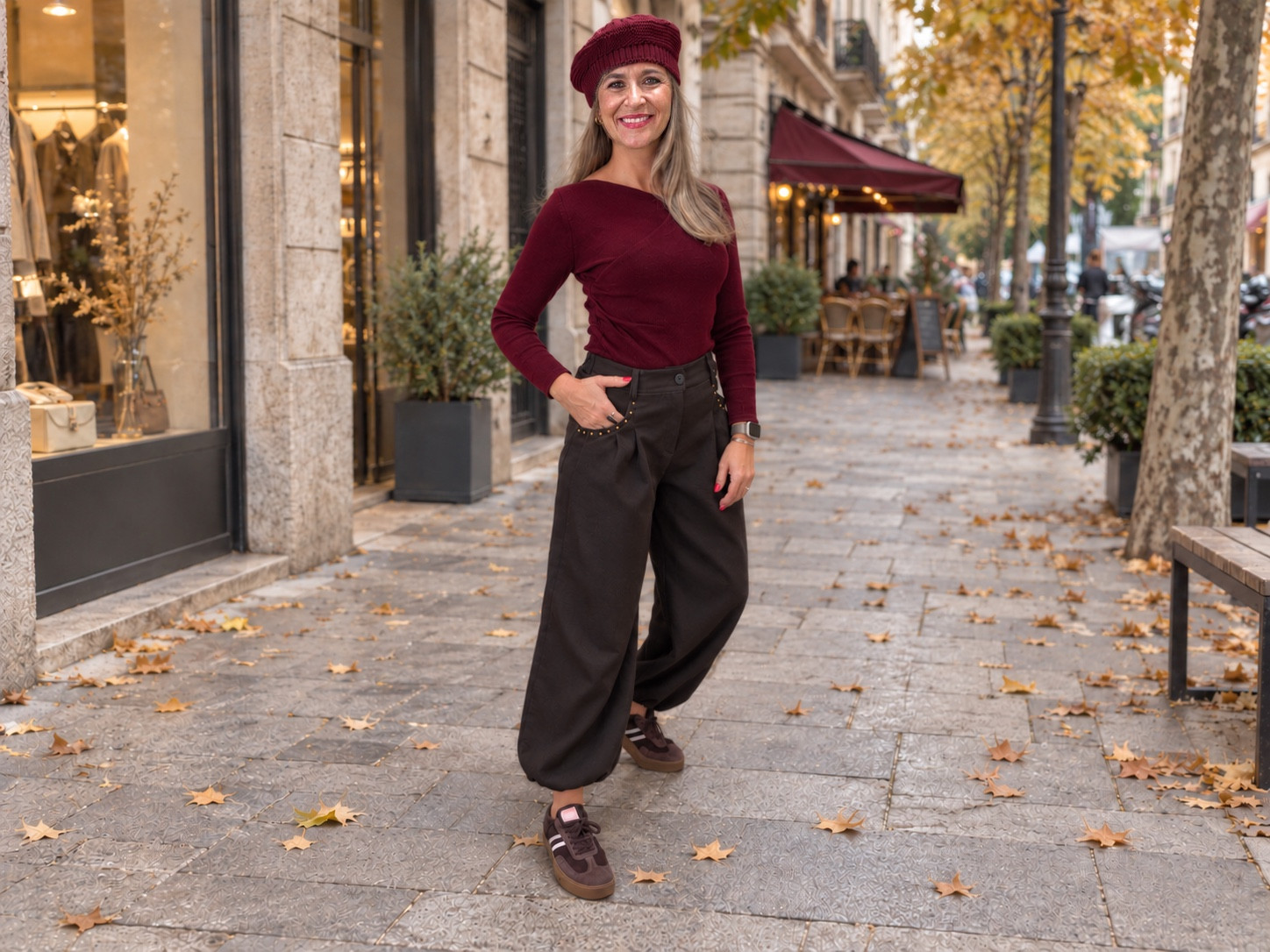 Cómo combinar marrón chocolate y burdeos: 5 looks de otoño