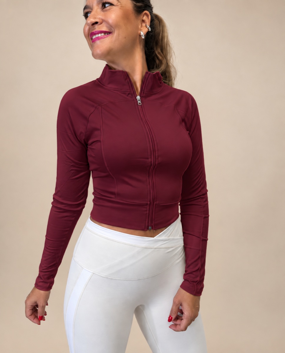 Propuesta de chaqueta burdeos con pantalón blanco.