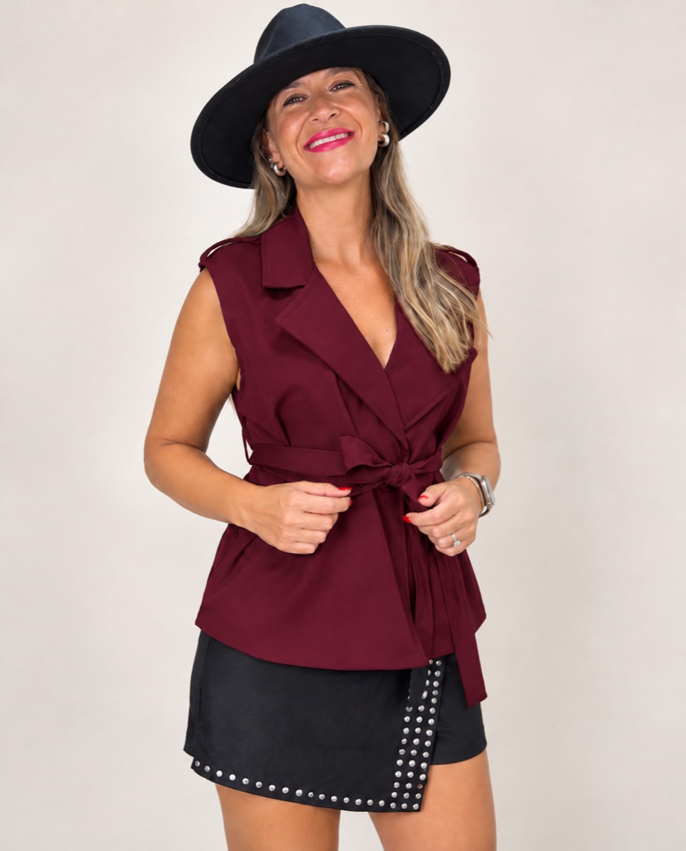Propuesta de chaleco burdeos con falda y sombrero negros.