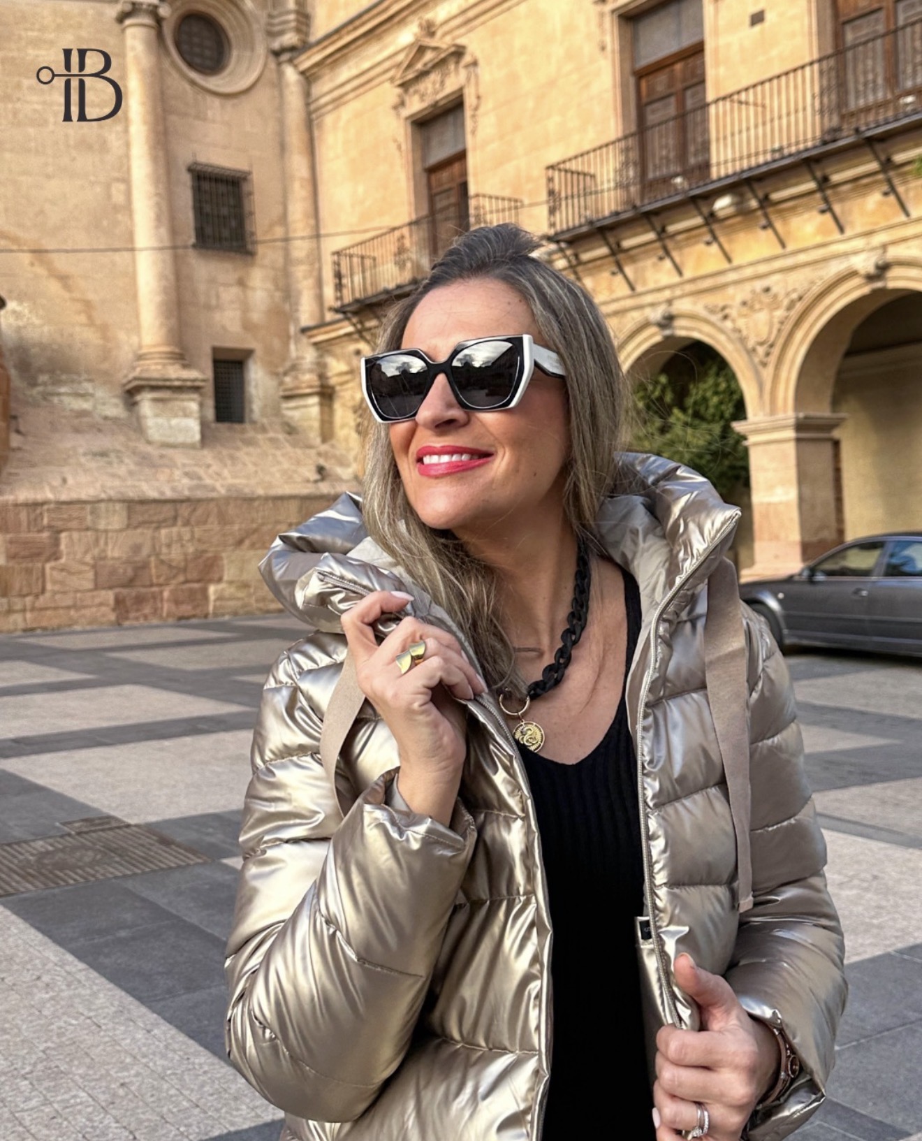 Isabel con gafas de sol y un abrigo metalizado