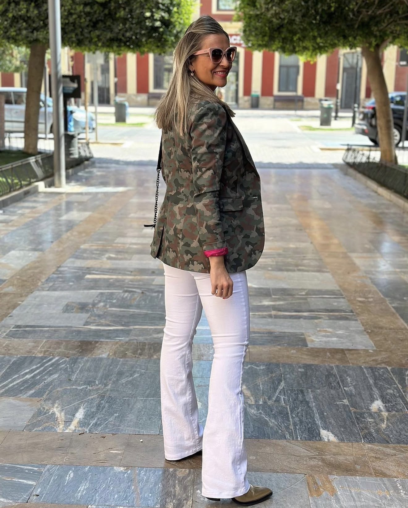Isabel con blazer de estampado camuflaje y pantalón blanco